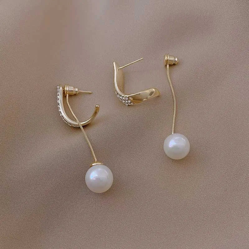 Exquisite Elegance: Classic Pearl Dangle Earrings with Crystal Long Tassel