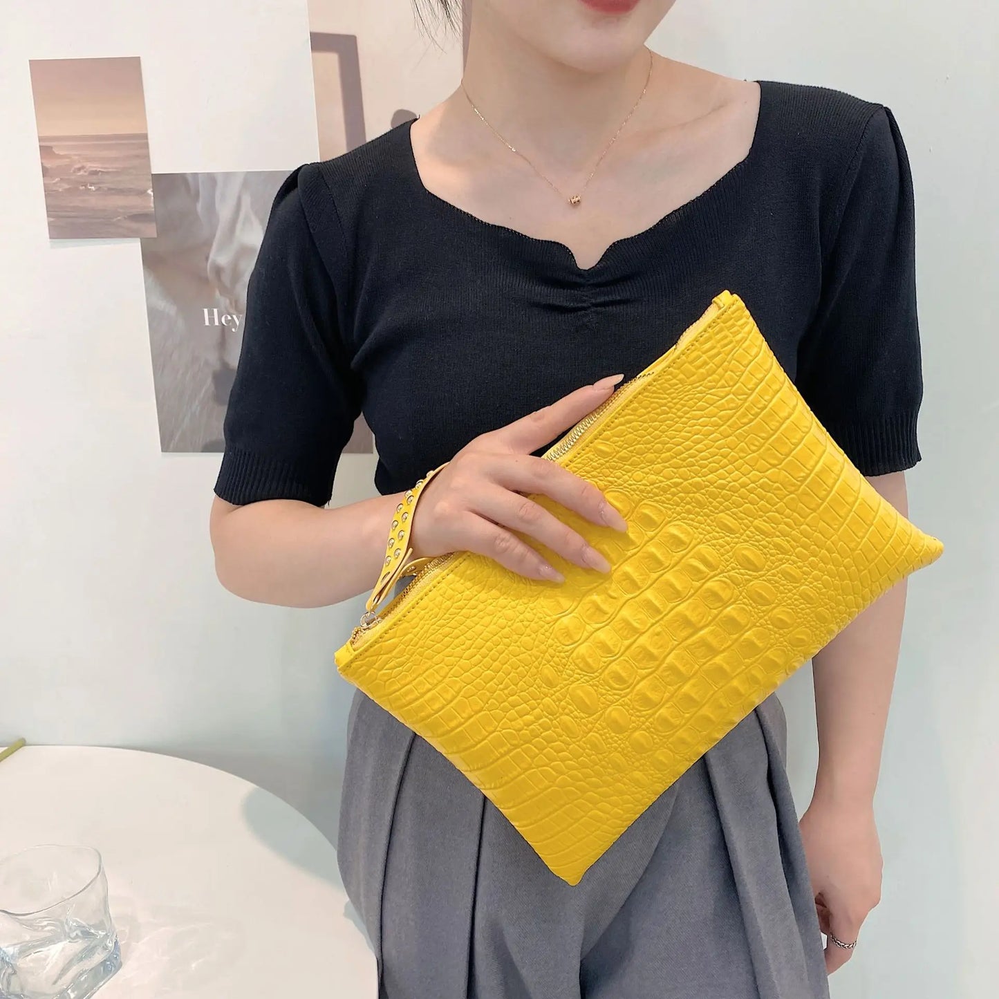 Fashionable Women's Leather Clutch: Elegant Evening Envelope Bag for Ladies